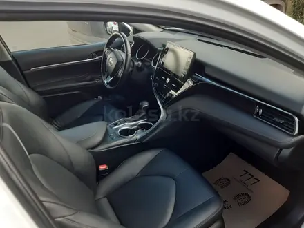 Toyota Camry 2021 года за 13 200 000 тг. в Уральск – фото 7