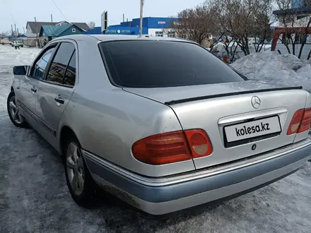 Mercedes-Benz E 230 1997 года за 2 700 000 тг. в Петропавловск – фото 2