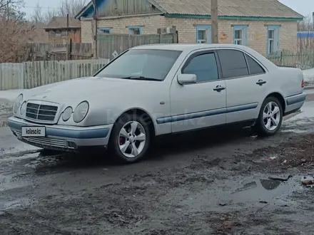Mercedes-Benz E 230 1997 года за 2 700 000 тг. в Петропавловск – фото 4