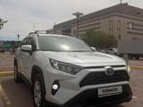 Toyota RAV4 2021 года за 15 200 000 тг. в Актобе