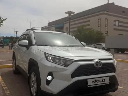 Toyota RAV4 2021 года за 14 800 000 тг. в Актобе
