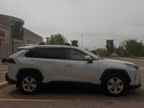 Toyota RAV4 2021 года за 15 200 000 тг. в Актобе – фото 3