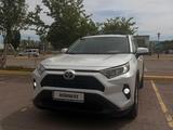 Toyota RAV4 2021 года за 15 200 000 тг. в Актобе – фото 2