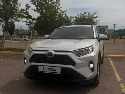 Toyota RAV4 2021 года за 14 800 000 тг. в Актобе – фото 2