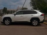 Toyota RAV4 2021 года за 15 200 000 тг. в Актобе – фото 4