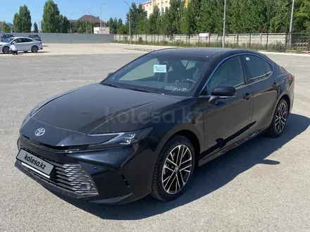 Toyota Camry Luxe 2025 года за 23 190 000 тг. в Актобе – фото 2