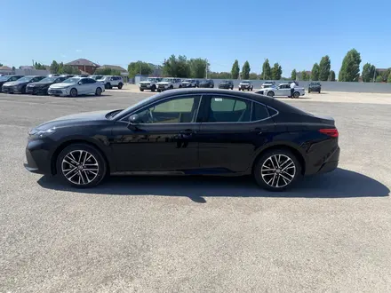 Toyota Camry Luxe 2025 года за 23 190 000 тг. в Актобе – фото 3