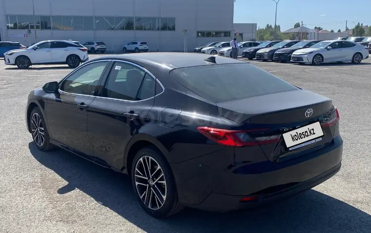 Toyota Camry Luxe 2025 года за 23 190 000 тг. в Актобе