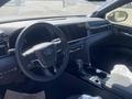 Toyota Camry Luxe 2025 года за 23 190 000 тг. в Актобе – фото 4