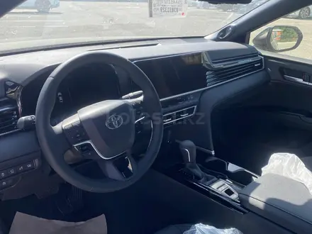 Toyota Camry Luxe 2025 года за 23 190 000 тг. в Актобе – фото 4