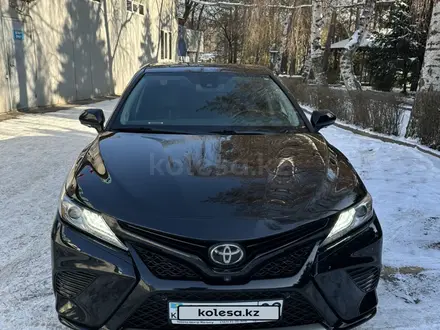 Toyota Camry 2019 года за 13 700 000 тг. в Алматы – фото 2