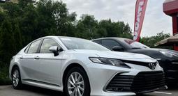 Toyota Camry 2022 года за 13 600 000 тг. в Алматы – фото 2