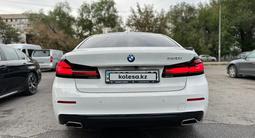 BMW 520 2022 года за 28 000 000 тг. в Алматы – фото 4
