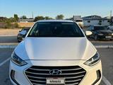 Hyundai Elantra 2018 года за 6 000 000 тг. в Жанаозен – фото 2