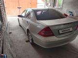 Mercedes-Benz C 200 2001 года за 2 450 000 тг. в Шымкент – фото 2