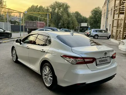 Toyota Camry 2018 года за 14 000 000 тг. в Алматы – фото 6