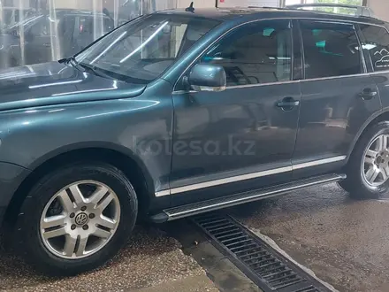 Volkswagen Touareg 2004 года за 3 300 000 тг. в Алматы – фото 2