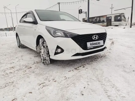 Hyundai Accent 2022 года за 7 100 000 тг. в Актобе – фото 2