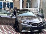 Toyota Camry 2021 года за 13 800 000 тг. в Караганда