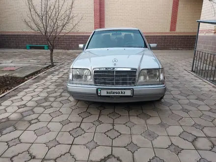 Mercedes-Benz E 220 1995 года за 3 200 000 тг. в Туркестан – фото 2