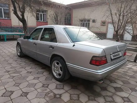 Mercedes-Benz E 220 1995 года за 3 200 000 тг. в Туркестан – фото 4