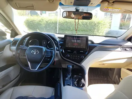 Toyota Camry 2022 года за 12 000 000 тг. в Атырау – фото 2