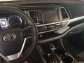 Toyota Highlander 2018 года за 12 000 000 тг. в Атырау – фото 2