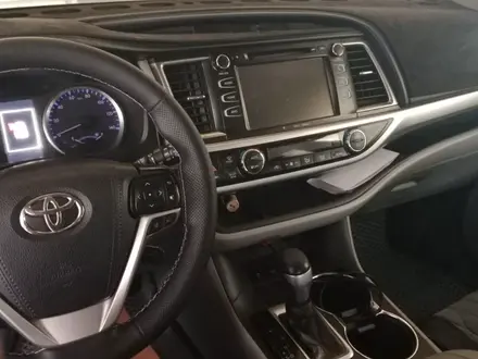 Toyota Highlander 2018 года за 12 000 000 тг. в Атырау – фото 2