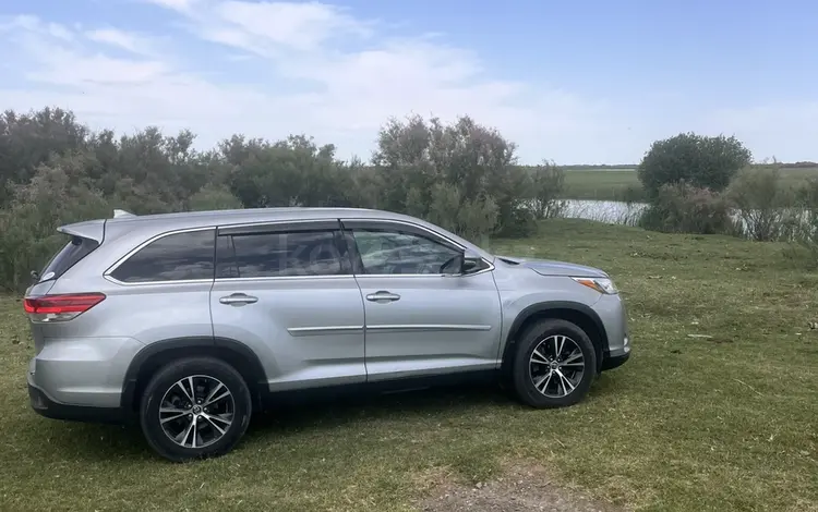 Toyota Highlander 2018 года за 12 000 000 тг. в Атырау