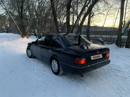 Mercedes-Benz E 220 1993 года за 2 200 000 тг. в Караганда – фото 3