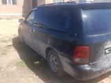 Kia Carnival 1999 года за 750 000 тг. в Астана – фото 2