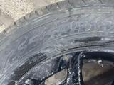 Шину с диском за 60 000 тг. в Атырау – фото 2