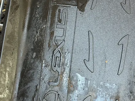 Оригинальный резиновый коврик полик для багажника Lexus Rx Long за 25 000 тг. в Алматы – фото 3