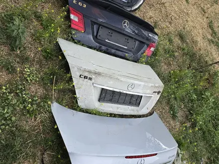 W205 крышка багажник за 7 070 тг. в Шымкент