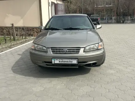 Toyota Camry 1999 года за 3 400 000 тг. в Семей – фото 2