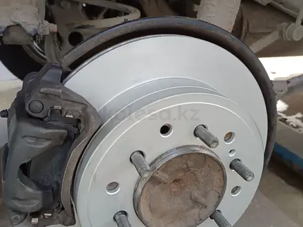Тормозные диски и колодки на Toyota Land Cruiser Prado 120 за 13 000 тг. в Алматы – фото 9