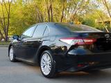 Toyota Camry 2019 года за 15 800 000 тг. в Астана – фото 2