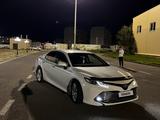 Toyota Camry 2018 года за 12 500 000 тг. в Атырау – фото 2