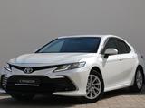 Toyota Camry 2021 года за 13 750 000 тг. в Астана