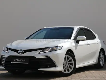 Toyota Camry 2021 года за 13 750 000 тг. в Астана