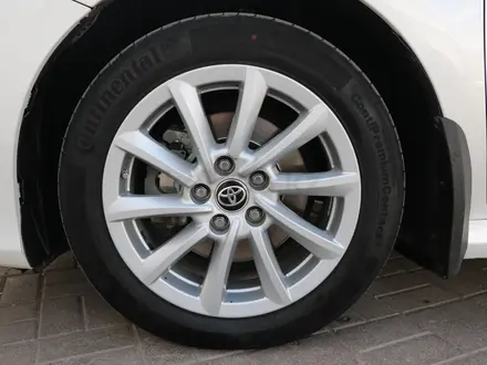 Toyota Camry 2021 года за 13 750 000 тг. в Астана – фото 20