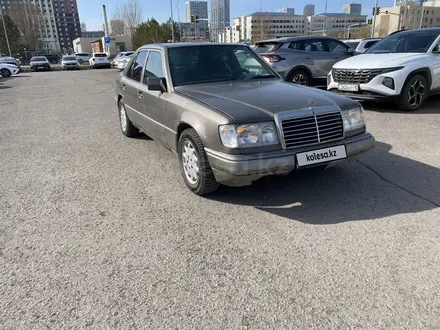 Mercedes-Benz E 260 1992 года за 1 300 000 тг. в Астана – фото 2