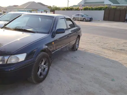 Toyota Camry 1998 года за 3 100 000 тг. в Жанаозен – фото 2