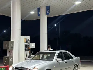 Mercedes-Benz E 280