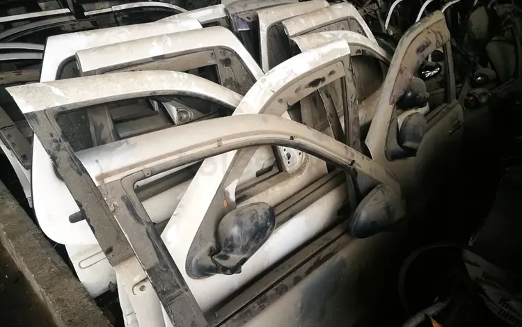Дверь стекло на мерседес мл w163 передняя задняя правая левая багажник за 14 999 тг. в Алматы