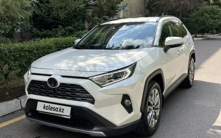 Toyota RAV4 2021 годаfor18 800 000 тг. в Алматы