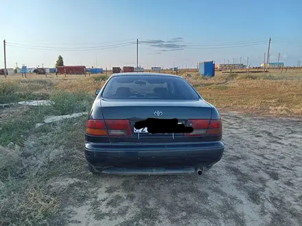 Toyota Carina E 1997 года за 1 200 000 тг. в Актобе – фото 2