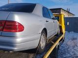 Mercedes-Benz E 240 1998 годаүшін542 387 тг. в Караганда – фото 3