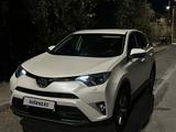 Toyota RAV4 2017 годаfor11 800 000 тг. в Атырау