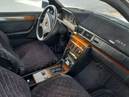 Mercedes-Benz E 260 1992 года за 1 600 000 тг. в Атырау – фото 5
